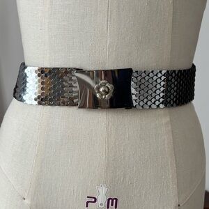 70s/80s Pewter/Silver Metal Scale stretch belt.